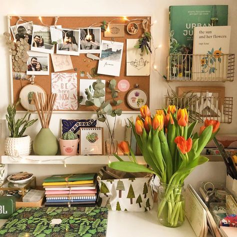 Creative Studio Space, Painting Corner, Office Flowers, Cool Office Space, Art Studio Organization, Work Office Decor, Desk Inspiration, My Happiness, Amazing Decor