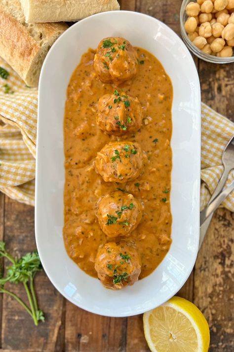 Chickpea "Meatballs" In Paprika Sauce | CRAZY Good 30 Minute Recipe Garlic Flatbread Recipe, Tuna Pesto Pasta, Chickpea Meatballs, Garlic Flatbread, 30 Minute Meals Healthy, Cauliflower Fritters, Paprika Sauce, Flatbread Recipes, Fritter Recipes