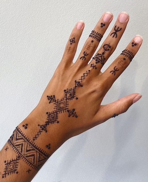 Berber Tattoo, Tattoo Modern, Henne Tattoo, Moroccan Henna, Unique Henna, Henna Style Tattoos, Jagua Henna, Small Henna, Henna Inspired Tattoos