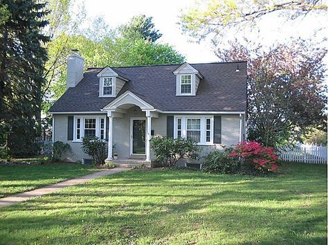 Cape Cod Exterior, Cape Cod House Exterior, Front Porch Addition, Picket Fences, Cape Cod Style House, Gray House, Porch Addition, Cape Cod House, Small Front Porches