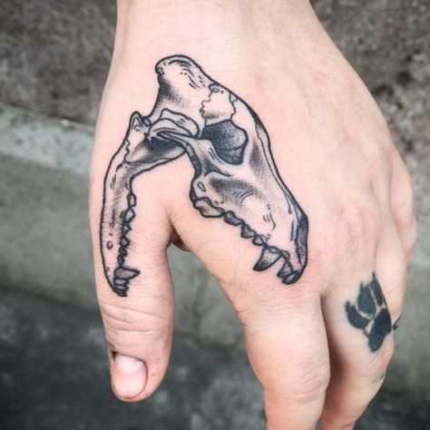 Tato Suku, Funky Tattoos, Wolf Skull, Tattoo Trend, Alien Tattoo, Tiny Tattoo, Tattoos Gallery, 문신 디자인, Hand Tattoo