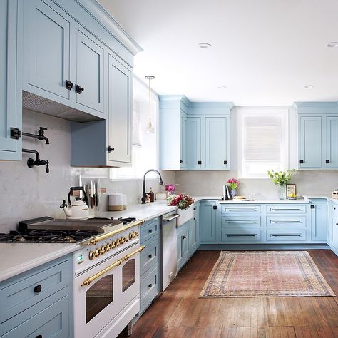 Powder Blue Kitchen, Blue Kitchen Interior, Kitchen Cabinet Color Ideas, Blue Kitchen Cabinets, Casa Country, Kitchen Paint Colors, Blue Cabinets, Kitchen Cabinet Colors, Blue Kitchen