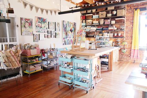 Je vous donne quelques bonnes astuces et idées pour aménager un atelier d'artiste inspirant et créatif sans vous ruiner Studio Seni, Home Art Studios, Vintage Craft Room, Rangement Art, Craft Cart, Art Studio Space, Soul Shine, Art Studio At Home, Studio Organization