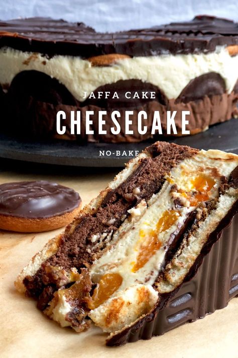 Take rich dark chocolate and fluffy whipped cream and combine it with orange-flavoured Jaffa cakes to get this fantastic no-bake cheesecake. Jaffa Cake Cheesecake, French Silk Cheesecake, Jaffa Cake Cake, Jaffa Cheesecake, Cake Desserts Easy, No Cook Cheesecake, Jaffa Cake Recipe, Jaffa Cakes, Dinner Party Desserts