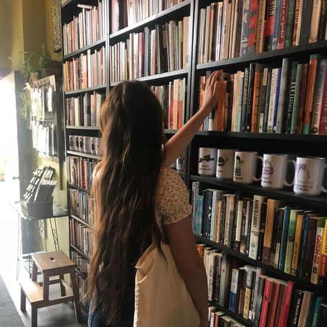 Book Vibes, Abercrombie Girls, Cute Camera, College Aesthetic, Sweet Escape, Downtown Girl, Book Girl, Character Aesthetic, I Love Books