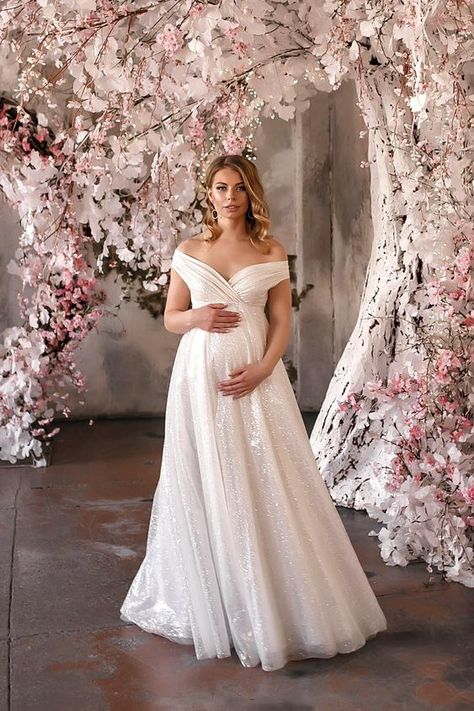 Wedding Dress For Pregnant Bride, Maternity Wedding Gown, Wedding Dresses Pregnant, Gaun Tulle, Designer Aesthetics, Spring Wedding Outfit, Pregnancy Wear, Chic Bridal Gown, Arabic Wedding