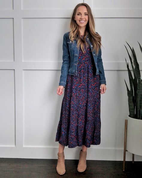 how to wear a midi dress denim jacket and ankle boots Midi Outfit, Skirts Ideas, Midi Dress Outfit, Midi Dress Work, Petite Midi Dress, Short Person, Brown Midi Dress, Below The Knee Dresses, Midi Dress Fall