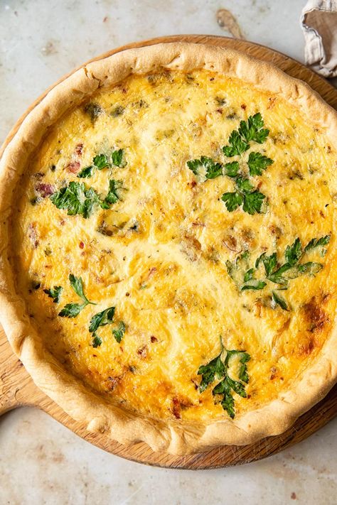 Cheese Quiche Recipe, Onion Quiche, Bagel Breakfast Sandwich, Savory Tarts, Caramelised Onion, Bacon Quiche, Cheese Quiche, Baked Dinner, Egg Dishes