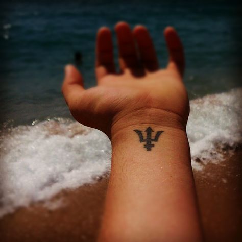 Percy Jackson tattoo Tatuagem Percy Jackson, Percy Jackson Tattoo, Trident Tattoo, Fandom Tattoos, Monster Tattoo, Nerdy Tattoos, Literary Tattoos, Shoulder Tattoos For Women, Wall E