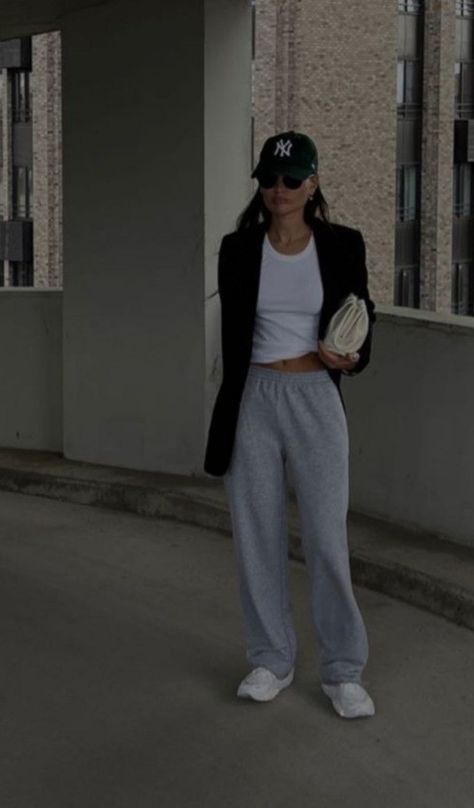 Aesthetic Joggers Outfit, Blazer Joggers Outfit, Athlesuire Aesthetic, Blazer And Joggers Outfit, Joggers Outfit Aesthetic, Athlesuire Outfit, Mode Dope, Chique Outfits, Joggers Outfit