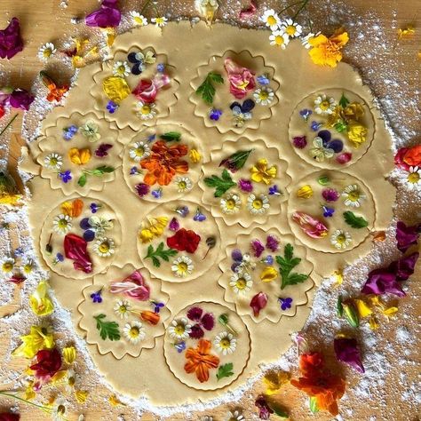 Floral Baked Goods, Flower Season Mood Food, Flower Food Ideas, 5 Petal Flower, Edible Flowers Cake, Flower Desserts, Edible Flowers Recipes, Cookies Sugar, Amazing Food Decoration