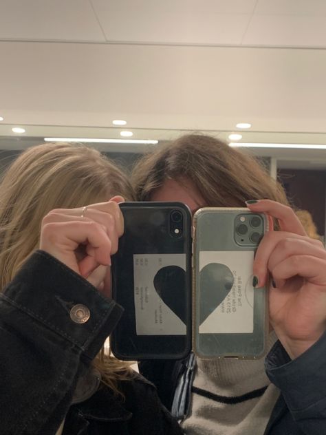 Mirror Best Friend Pictures, Cute Mirror Pics With Bestie, Mirror Selfie Poses With Best Friend, Mirror Pics With Bestie, Bestie Mirror Pics, Mirror Pic With Friends, Mirror Pics With Friends, Pic With Friends, Iphone Mirror Selfie