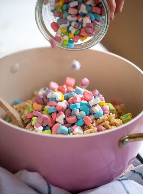 These lucky charms rice krispie treats are a throwback recipe to one of my favorite childhood treats! Here's a little festive twist for Saint Patrick's Day. howsweeteats.com Gluten Free Crisps, Puppy Bowl, Halloween Food Appetizers, Snack Foods, Fudge Cake, Kid Friendly Dinner, Puppy Chow, Vegan Meal Prep, Rice Krispie Treats