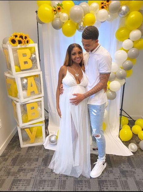 Gender Reveal Outfits, Yellow Outfits, Maternity Photoshoot Outfits, Couple Pregnancy Photoshoot, Pregnancy Goals, Maternity Ideas, Maternity Photoshoot Poses, Pretty Pregnant, Mommy Goals