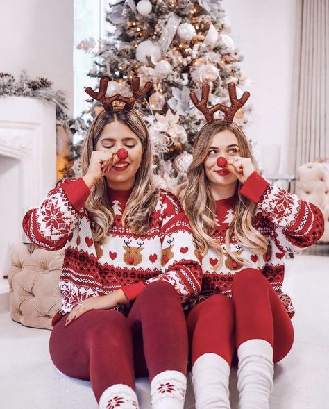 Christmas Photoshoot Props, Bff Christmas, Christmas Poses, Christmas Photo Props, Xmas Photos, Trendy Christmas Outfits, Christmas Shoot, Best Friend Photoshoot, Bff Photoshoot