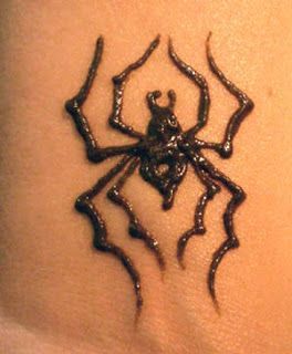 Spider Man Henna, Small Hand Henna, Hina Tattoo Ideas, Tiny Henna Designs, Spider Henna, Red Henna Designs, Easy Henna Ideas, Do It Yourself Tattoo, Simple Hand Henna