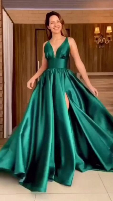 Pin on Evening dress Emerald Green Prom Dress, Trendy Prom Dresses, Dress For Party, Classy Prom Dresses, Stunning Prom Dresses, Red Dresses Classy, Elegant Dresses Classy, Prom Dress Inspiration, Cute Prom Dresses