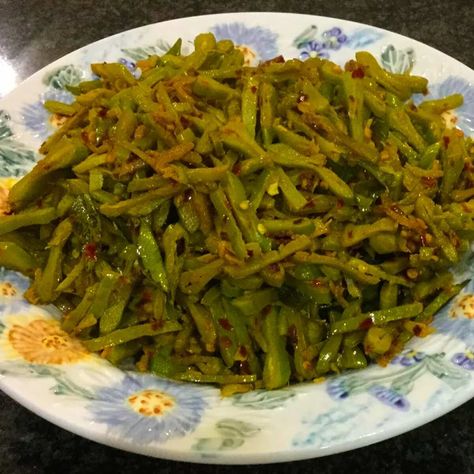 A stir-fry with sword beans cooked in Kerala style.Valari Payar Thoran is made from stir frying sword beans in a spicy coconut and powdered spice mix. Kerala Special, Kerala Recipes, Kerala Food, Spice Mix, Grated Coconut, Cooking Oil, Mustard Seed, Spice Mixes, Frying