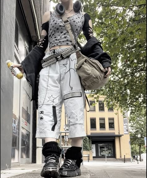 Mall Goth Cargo Pants, Outfits With Tripp Pants, Star Belt Y2k, Chunky Shoes Outfit Aesthetic, Tripp Pants Outfit Aesthetic, New Rocks White Shoes Outfit, Outfits With White Pants Aesthetic, Cute Y2k Grunge Outfits, 2 Belts Outfit Y2k