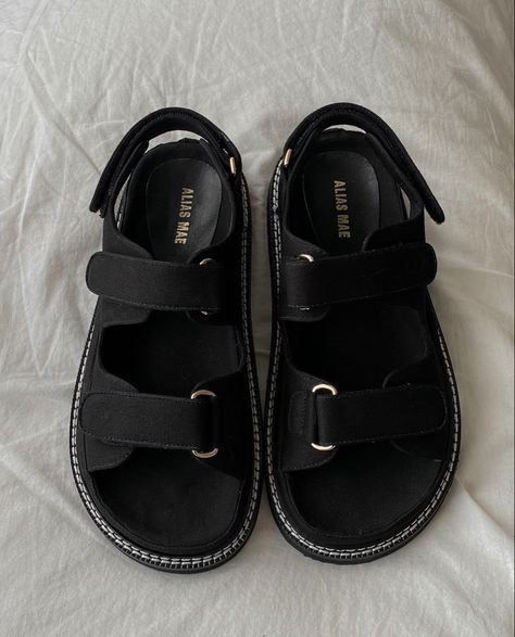 {photo creds: @ebonyyshield} black trendy sandals from alias mae Chanclas Aesthetic, Sandals Aesthetic, Minimal Shoes, Alias Mae, Pretty Shoes Sneakers, Trendy Sandals, Fashion Top Outfits, Stunning Shoes, Girly Shoes