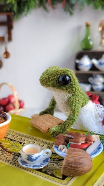 India Rose Crawford on Instagram: "Frog bakes a festive pie for Toad! 💖🐸🐸🥧 Happy Holidays from Frog and Toad! ❤️ #knittedfrog #frogandtoad #cottagecore" Crochet Frog And Toad, Toad And Frog Crochet, Needle Felted Frog And Toad, Knit Frog And Toad, Frog And Toad Reading, Toad And Frog Book, India Rose, Frog Doll, Duvet Day