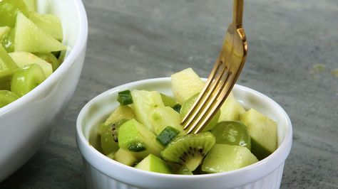 All green everything—that’s the theme of this vibrant, eye-catching fruit salad. Honeydew melon, Granny Smith apples, Bartlett pears,... Green Fruit Salad, Green Everything, Bartlett Pears, Honeydew Melon, Fruit Salad Recipes, Green Fruit, Green Grapes, Granny Smith Apples, Granny Smith