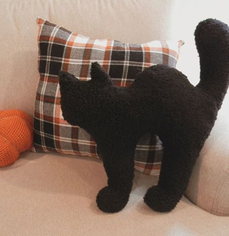 Black Cat Pillow, Halloween Outside, Fall Pumpkin Crafts, Beetlejuice Halloween, Halloween Trends, Scaredy Cat, Heart Cushion, Fall Sewing, Halloween Crafts Decorations