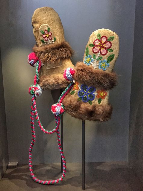 Mittens 1983 Leah Roberts (Gwich'in, 1911-1990) Fort Yukon Alaska Moose hide,beads, acrylic yarn, fur Leah Roberts, Beaded Mittens, Alaska Moose, Leather Mittens, Floral Beadwork, Beaded Gloves, Native Crafts, Beaded Stuff, Winter Mittens