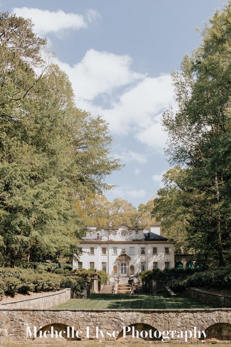 Altanta History Center wedding at the Swan House. Historic Estate wedding venue in Atlanta, Georgia. Old Hollywood glamour, old money, great gatsby style. Atlanta Wedding Photographer. Atlanta wedding venue in Buckwood. Historic House Wedding, Outdoor Wedding Locations, Estate Wedding Venues, The Swan House, Wedding Locations Outdoor, Great Gatsby Style, Atlanta Wedding Venues, Swan House, Great Gatsby Fashion