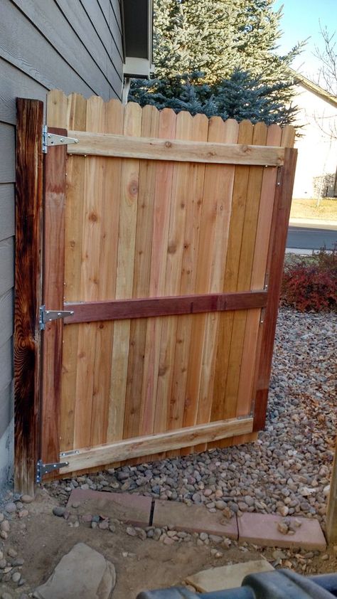 Diy Wooden Fence Gate, Fence Gate Plans, Gate Diy Outdoor, Wood Gate Diy, Building A Wooden Gate, Building Fence, Building A Gate, Diy Gate, Wooden Fence Gate