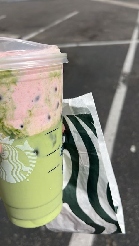 Bebidas Starbucks, Strawberry Cold Foam, Matcha Latte Starbucks, Starbies Drinks, Mojito Strawberry, Dream Birthday, Strawberry Shake, Caffeine Addict, Starbucks Secret Menu Drinks