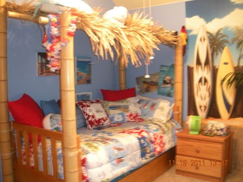 Morgan's Tiki Bed Tiki Bedroom Ideas, Hawaiian Theme Room, Bedroom Ideas Hawaiian, Vintage Hawaiian Decor Bedroom, Hawaii Room Decor Tropical Style, Key West Kitten Room, Tropical Room Ideas, Bed Nook, Tropical Bedrooms