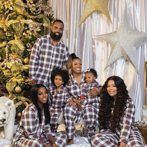 Going Strong: A Look Back At Kandi Burruss and Todd Tucker's Love Through The Years - Essence Love Through The Years, Christmas Photography Family, Christmas Pictures Outfits, Cute Family Pictures, Christmas Poses, Christmas Family Photoshoot, Family Christmas Outfits, Kandi Burruss, Family Photoshoot Outfits