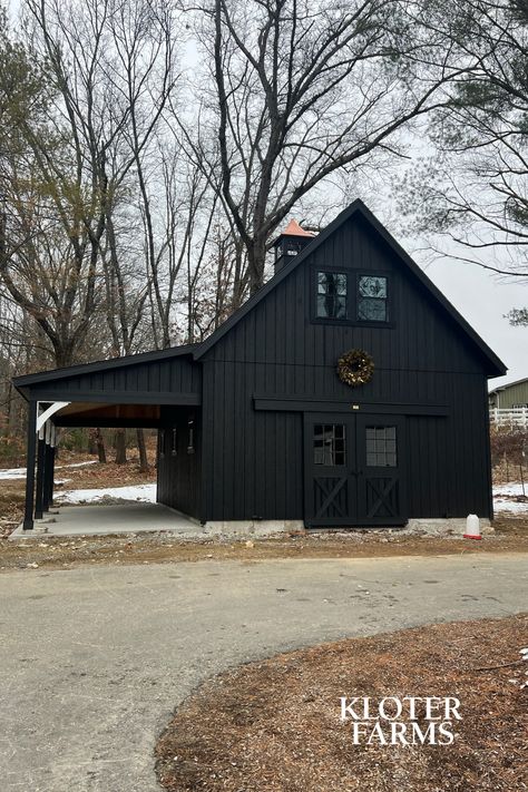 Garage Guest House, Barn Shop, Small Barn, Barn Style House Plans, Black Barn, Barn Garage, Barns Sheds, Barn Plans, Barn Design