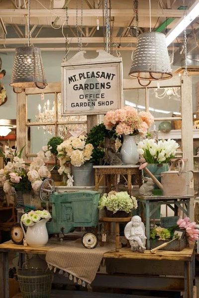 Vintage Booth Display, Flea Market Booth, Antique Booth Displays, Diy Home Decor For Apartments, Antique Booth Ideas, Spring Window, Vendor Booth, Market Displays, Florist Shop