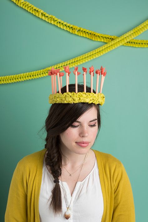 The House That Lars Built.: DIY birthday candle crown Birthday Candles Diy, Diy Birthday Crown, Candle Crown, Crown Party, Diy Crown, Diy Hat, Hat Ideas, Birthday Crown, Birthday Hat