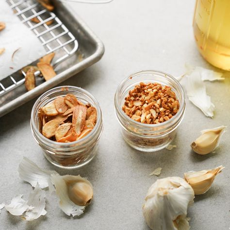 Vegan Baking Substitutes, Garlic Oil Recipe, Garlic Chips, How To Store Garlic, Fried Garlic, Crispy Garlic, Pork Salad, Egg Roll Recipes, Beach Meals