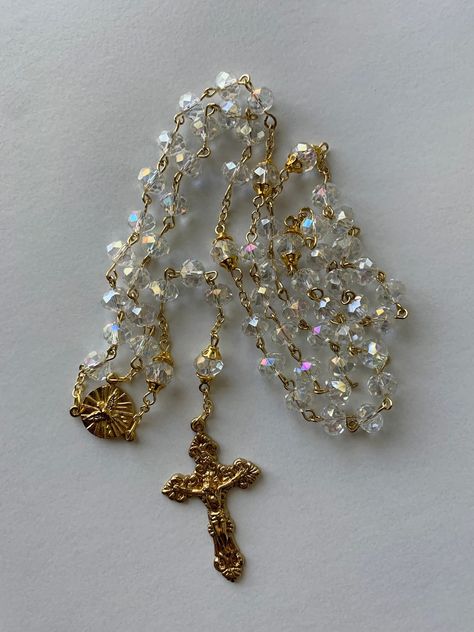 Beautiful handmade rosary with clear glass beads. Bead caps on the Our Father Beads help you better feel when you have completed a decade. Beads are 8mm in diameter. Rosaries Aesthetic, Rosary Aesthetic, Orthodox Rosary, Rosary Ideas, Diy Rosary, Beautiful Rosaries, Flower Rosary, Wedding Rosary, Beautiful Rosary