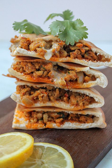 Spicy Chicken Arayes (Stuffed Pitas) – Pixels and Plates Arayes Recipe Chicken, Chicken Pita Pockets, Siracha Sauce, Lebanese Restaurant, Chicken Keema, Minced Chicken Recipes, Chicken Pita, Garlic Chutney, How To Cook Burgers