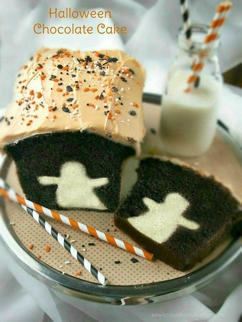 Surprise your guests with a cute little ghost inside their slice of cake. Get the recipe at SewLicious Home Decor. - CountryLiving.com Halloween Chocolate Cake, Ghost Chocolate, Halloween Cake Recipes, Buttermilk Chocolate Cake, Pasteles Halloween, Cake Surprise, Halloween Oreos, Ghost Cake, Halloween Foods