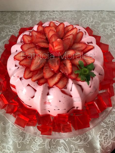 Strawberry gelatin. Gelatina de fresas Mexican Snack Foods, Gelatin Cake, Strawberry Gelatin, Jello Mold Recipes, Dessert Table Birthday, Jello Cake, Gelatin Recipes, Mexican Snacks, Mango Dessert