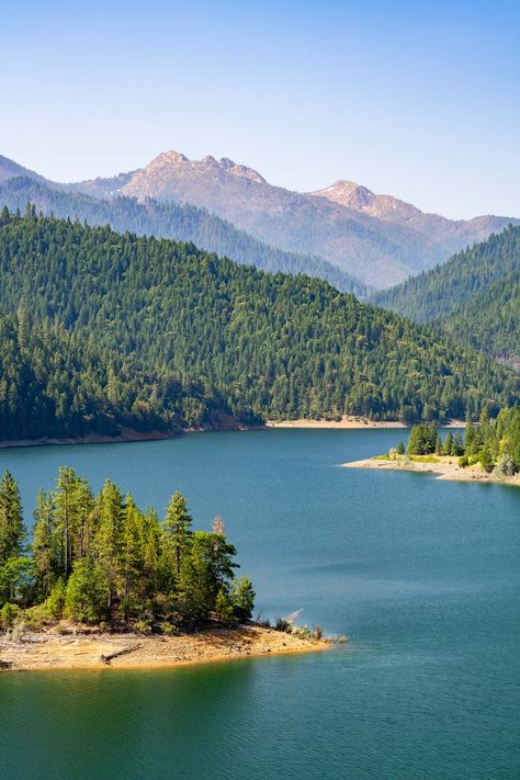 15 LEGENDARY Oregon Lakes Perfect for Summer (+ Photos) Pnw Camping, Oregon Lakes, Oregon Nature, Grants Pass Oregon, Trillium Lake, Oregon Living, Grants Pass, East Lake, Hood River