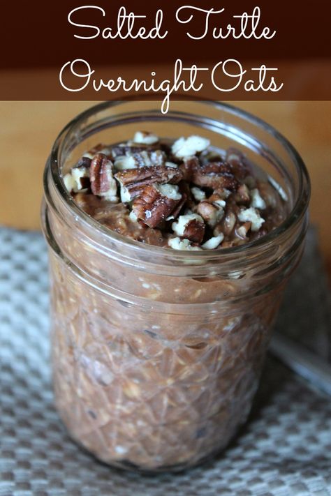 Salted Turtle Overnight Oats (Chocolate, Dates, and Pecans) - Organize Yourself Skinny Overnight Oats Chocolate, Seed Benefits, Chocolate Overnight Oats, Jar Meals, Menu Sarapan Sehat, Overnight Recipes, Overnight Oatmeal Recipes, Easy Overnight Oats, Jar Food