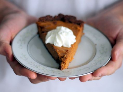 Lightened up Sweet Potato Pie with a sweet and salty pecan crust - gluten free, too! Mascarpone Pie, Grain Free Pumpkin Pie, Healthy Sweet Potato Pie, Autumn Desserts, Sugar Mountain, Gingersnap Crust, Recipe Pumpkin, Delish Desserts, Traditional Thanksgiving