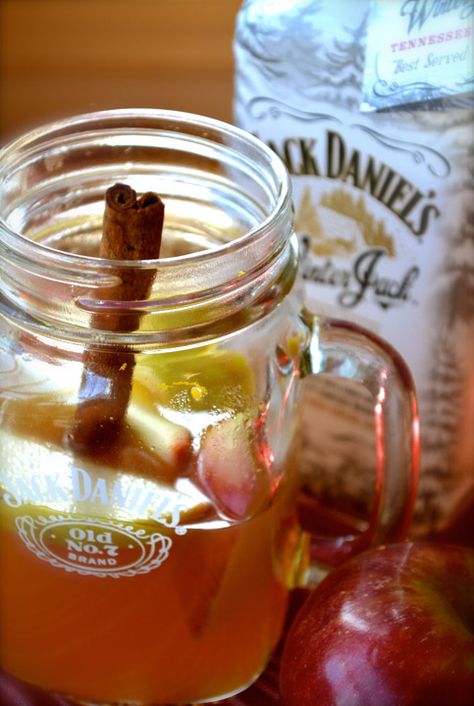 Winter Jack Daniels Recipes, Winter Jack Daniels, Jack Daniels Christmas, Christmas Drink Recipes, Jack Daniels Recipes, Apple Cocktails, Jack Daniels Drinks, Toasted Turkey, Boozy Recipes