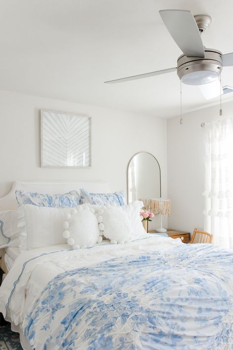 (📷: @jennyreimold) Light Blue Room Ideas, Costal Bedroom, Blue Room Decor, Blue Bedroom Ideas, Bedroom Blue, College House, Sorority House, Coastal Room, College Dorm Room Decor