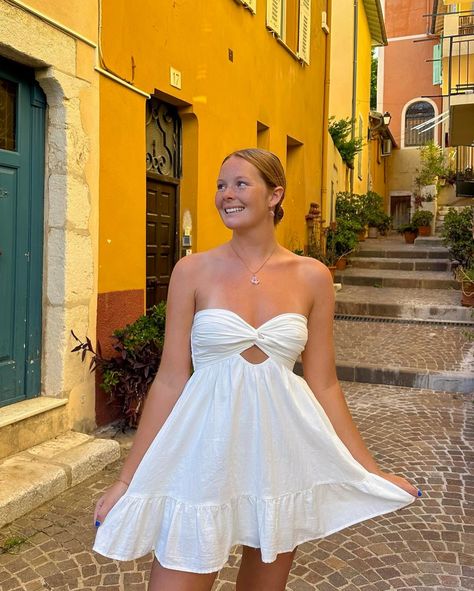 euro summer outfit inspo in our argie romper🍊✨🫒⛵️ @carissa.june Christmas Summer Outfit, Christmas Outfit Summer, Euro Summer Outfit, Outfits Playa, Beach Inspo, Boho Pink, Euro Summer, Looks Party, Pink Boho