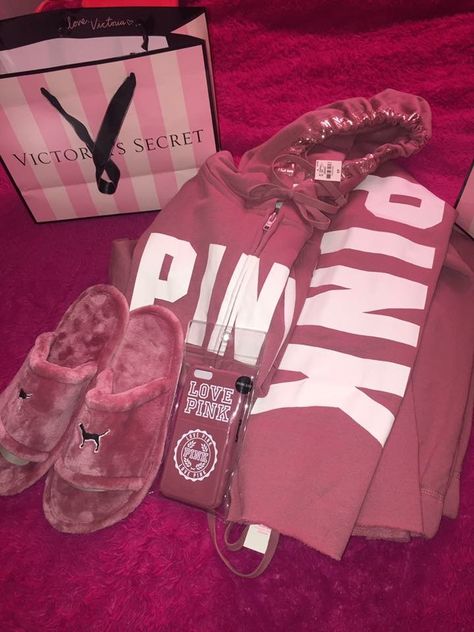 @Brandoswifeey Love Pink Clothes, Pink Outfits Victoria Secret, Mode Rose, Fitness Outfits, Victoria Secret Outfits, Pink Nation, Victoria Secrets, Pink Outfits, Pink Love