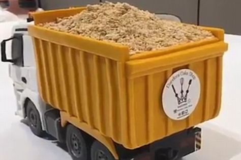 Created by the Pandora Cake Shop in Hong Kong, the moving cake even has flashing lights and a horn Dump Truck Cake, Pandora Cake, Dump Truck Cakes, 13 Cake, Sand Cake, Pandora Jewelry Box, Pastry Design, Truck Cake, Remote Control Trucks