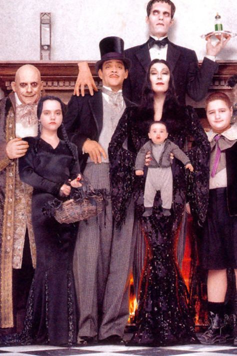 25 años de La Familia Addams: ¿qué ha sido de sus actores? (FOTOS) Adams Family Costume, Addams Family Halloween Costumes, Adams Family Halloween, Addams Family Movie, Addams Familie, Addams Family Values, Halloween Parejas, Addams Family Costumes, Gomez And Morticia